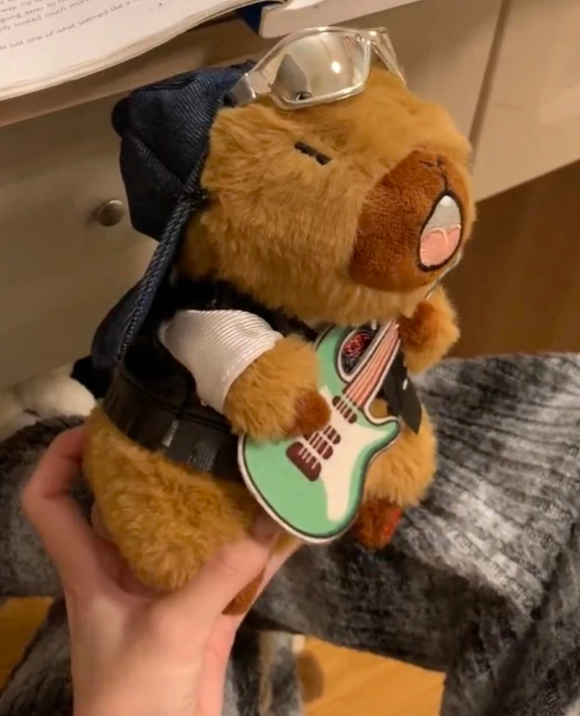 OFERTA Capybara toca la guitarra