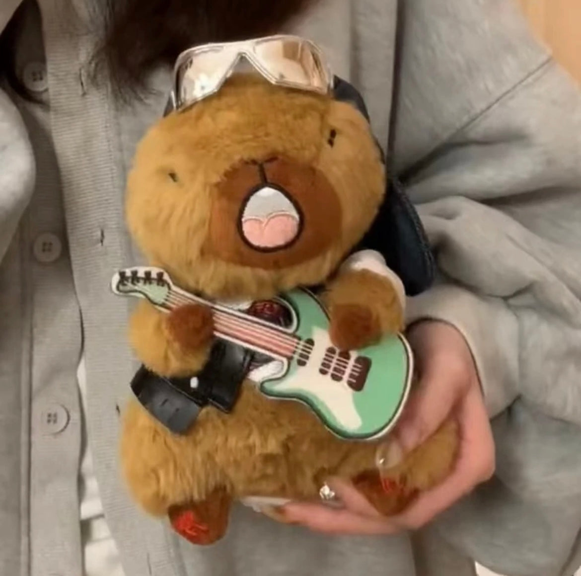 OFERTA Capybara toca la guitarra
