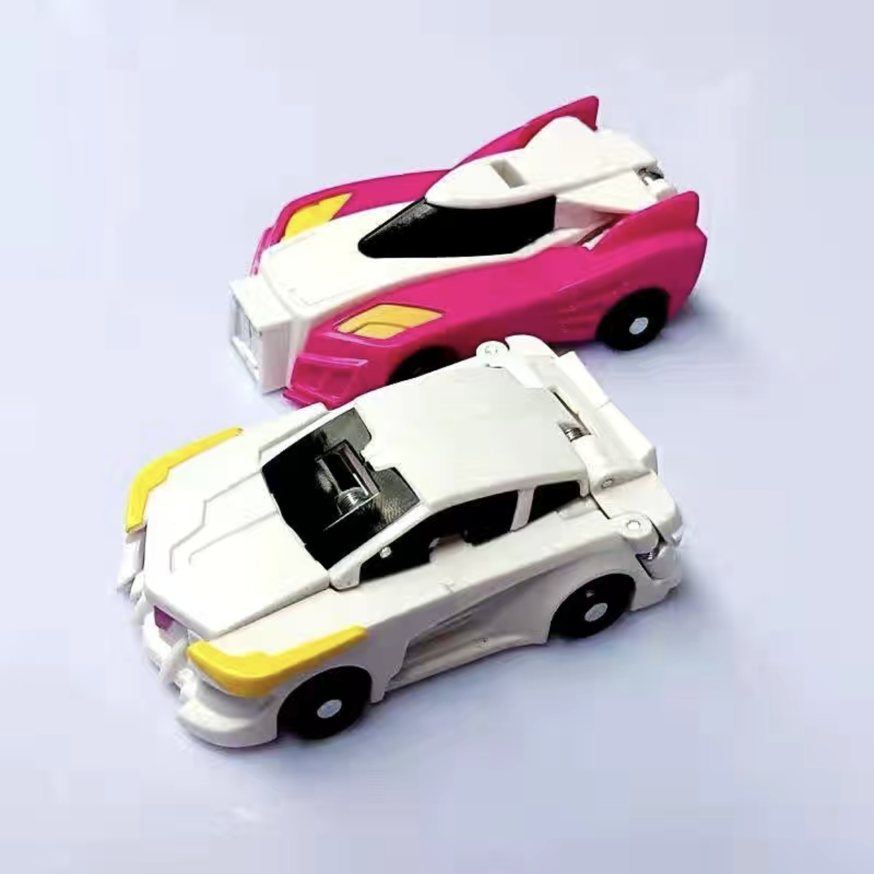 Coche de juguete transformando unicornio