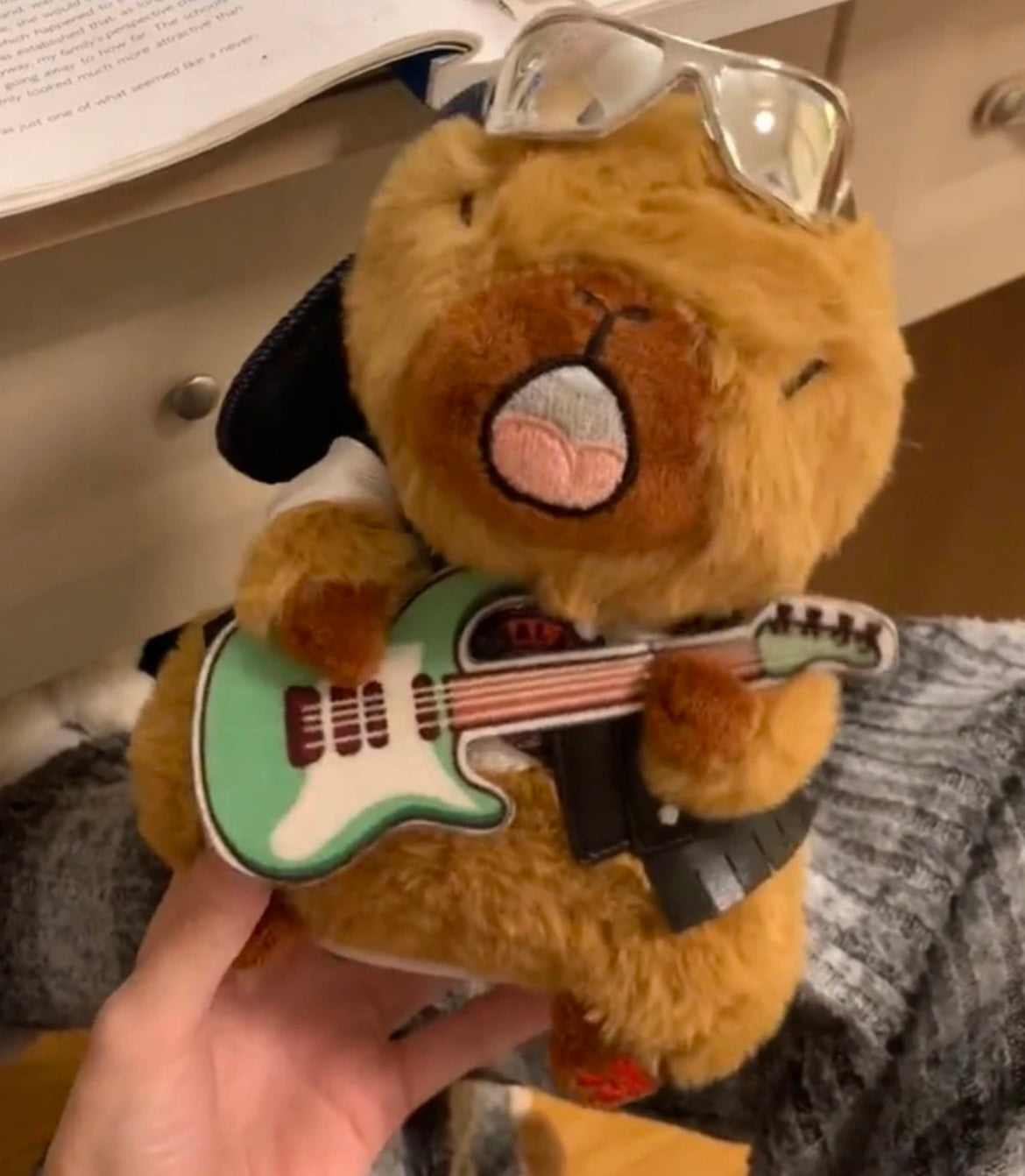OFERTA Capybara toca la guitarra