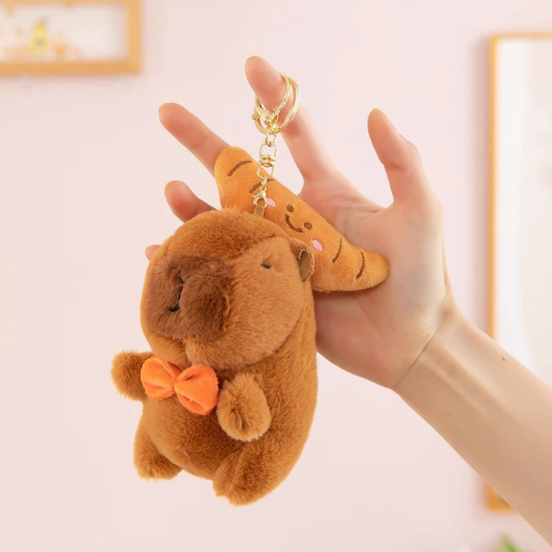 Peluches de capibara y croissant